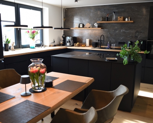 Designküche schwarz und puristisch - Schreinerei Rodemer