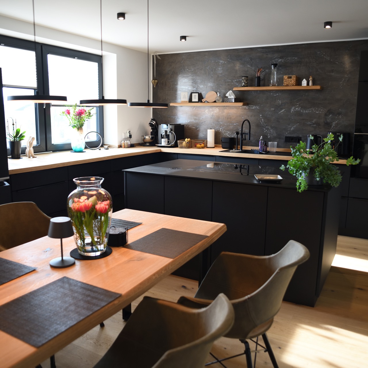 Designküche schwarz und puristisch - Schreinerei Rodemer