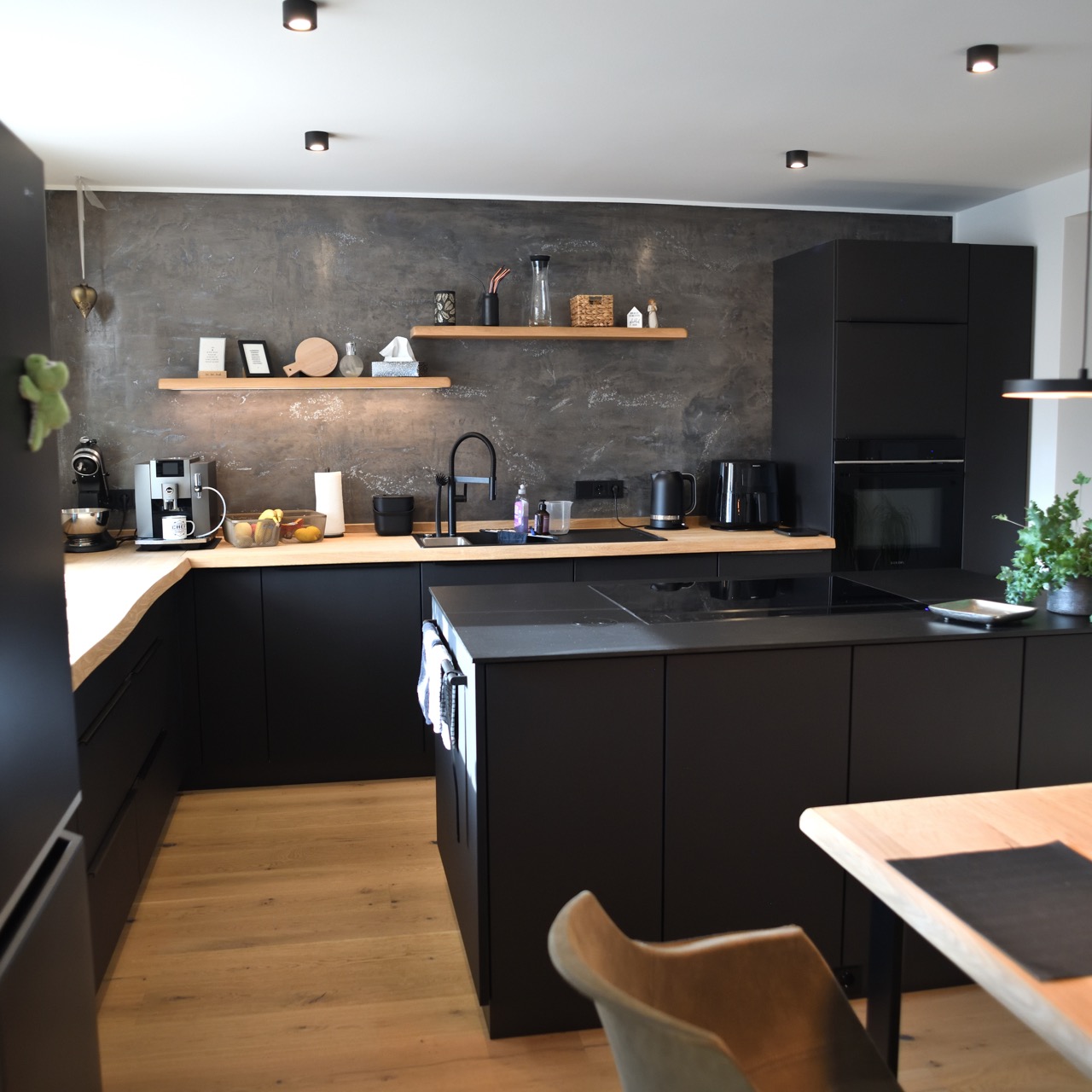 Designküche schwarz und puristisch - Schreinerei Rodemer