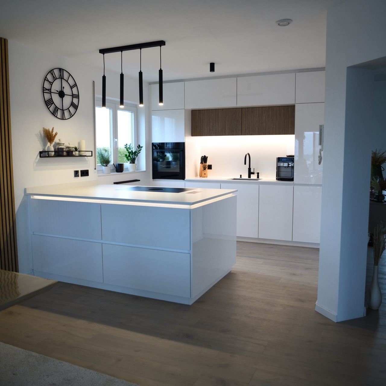 Küche weiß mit klaren Linien