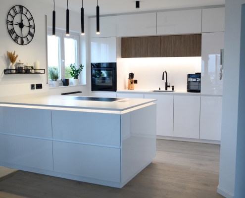 Küche weiß mit klaren Linien