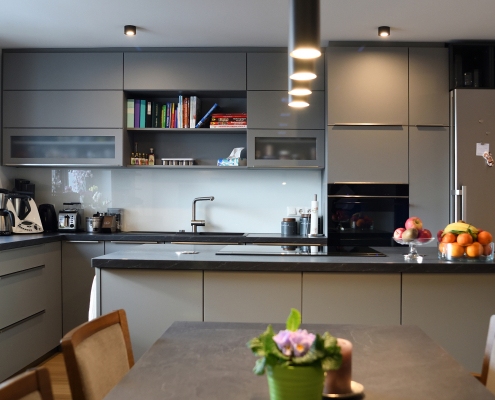 Küche modern in staubgrau