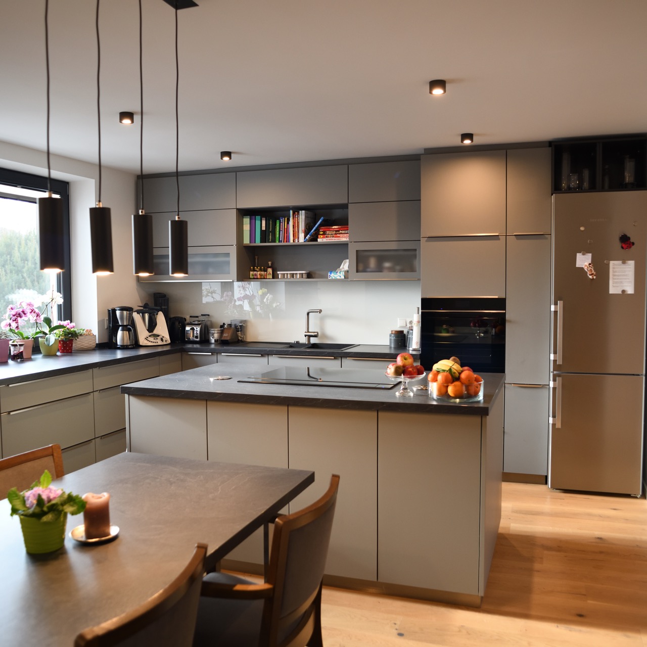 Küche modern in staubgrau