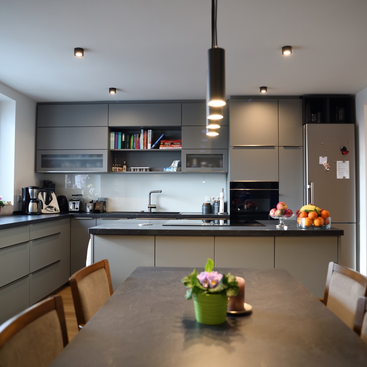 Küche modern in staubgrau