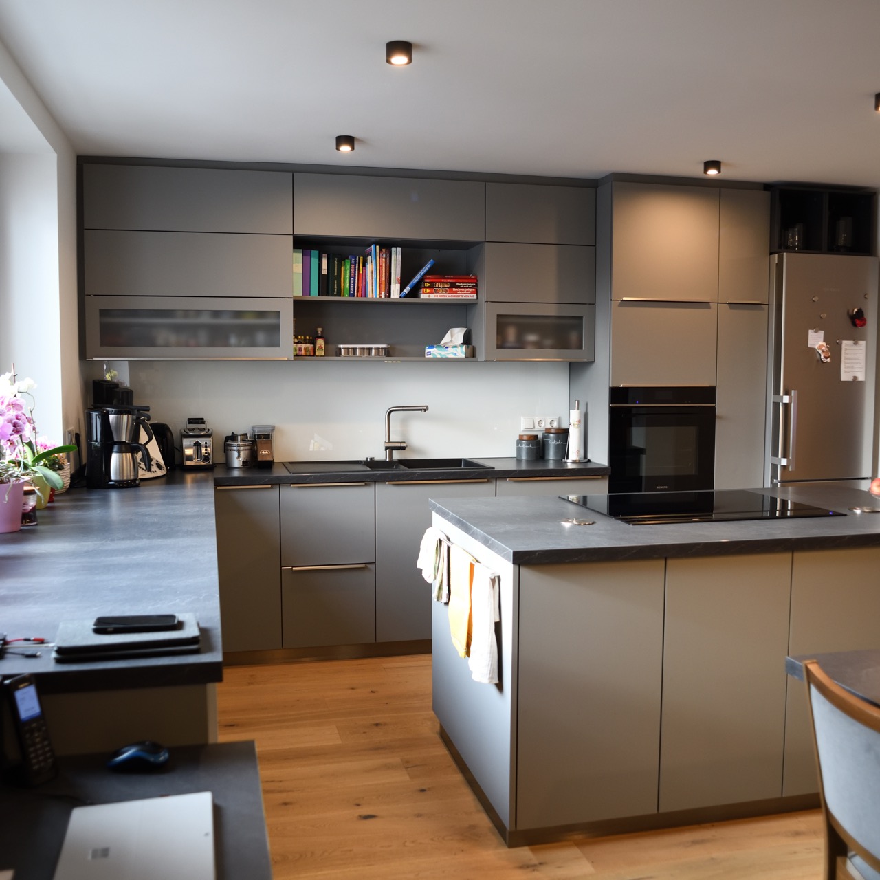 Küche modern in staubgrau