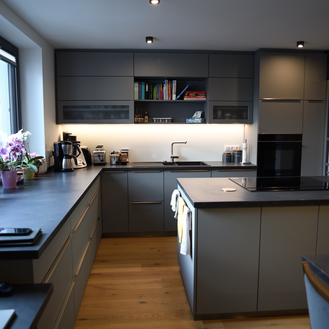 Küche modern in staubgrau