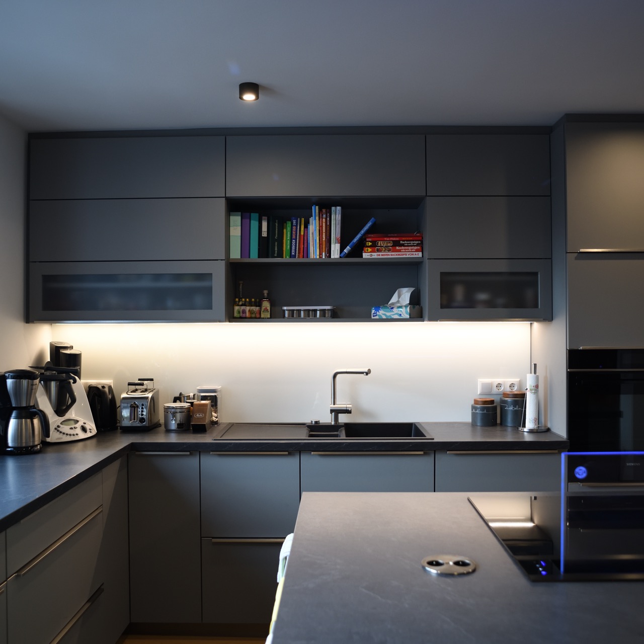 Küche modern in staubgrau