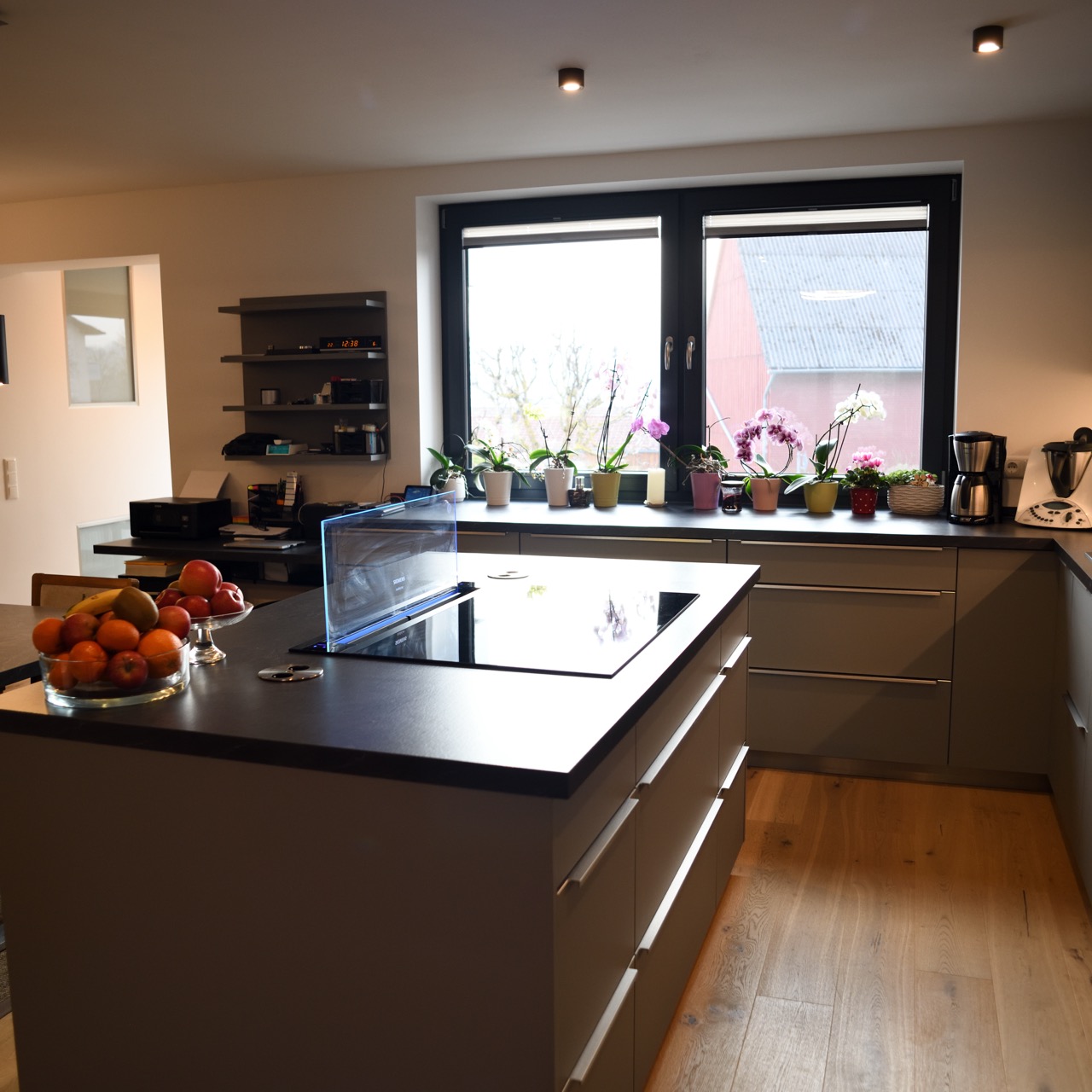 Küche modern in staubgrau